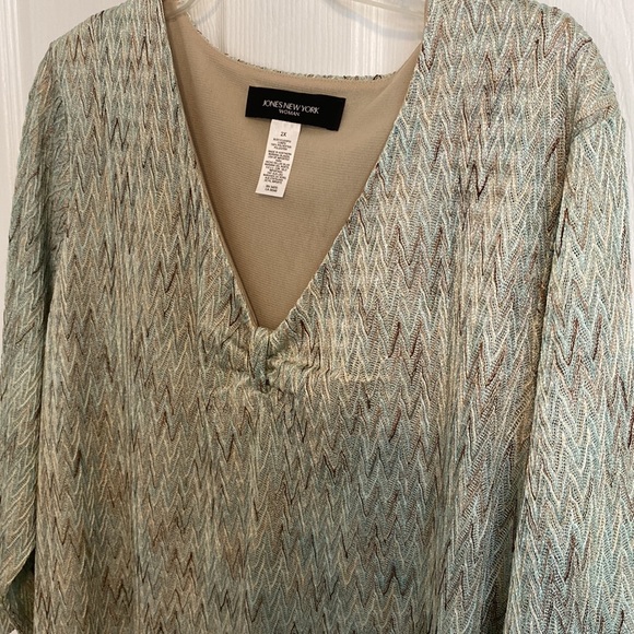 Jones New York Woman Ladies V neck top Size 2X, 100% polyester machine washable - Picture 3 of 7